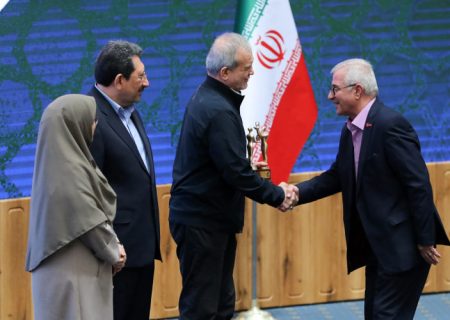 تندیس ملی استاندارد به تولیدکنندگان قزوین رسید